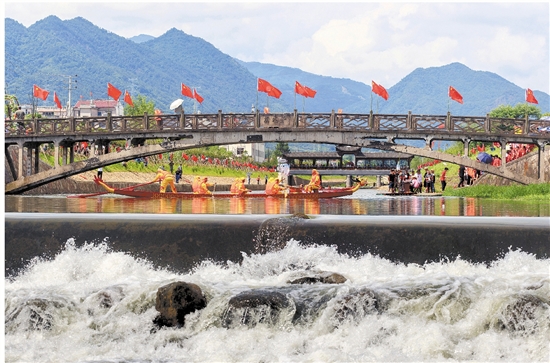 东阳日报数字报- 白溪竞舟 黄策民/摄